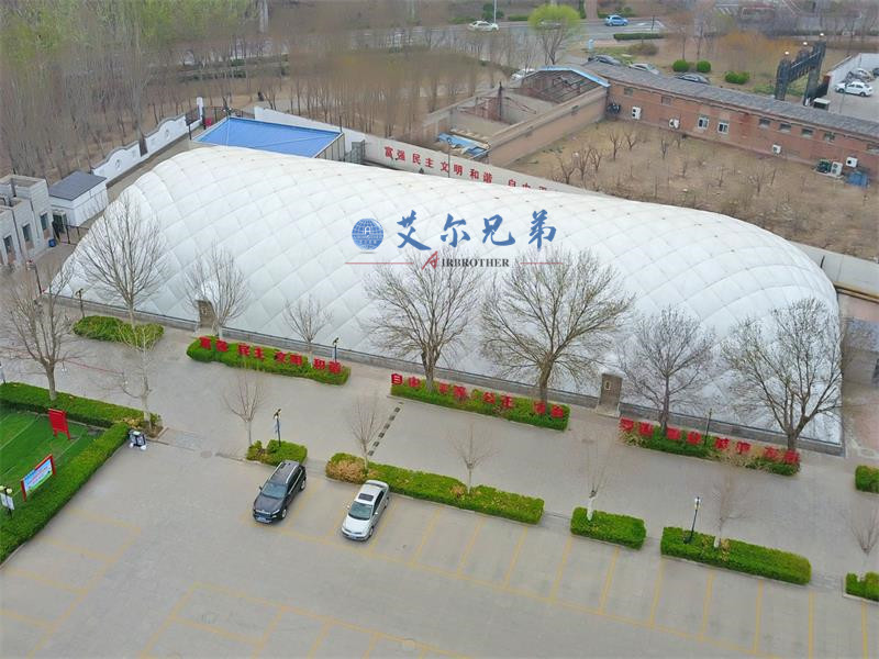 氣膜運動館在強風天氣下的穩定性如何？